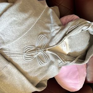 TNA sweater size L.. used it only 3x. Grey Color